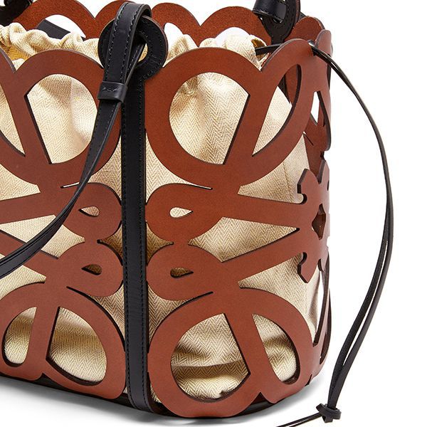 【ロエベ】Medium カーフ アナグラム カットアウト トートコピー A717Q04X010010623312